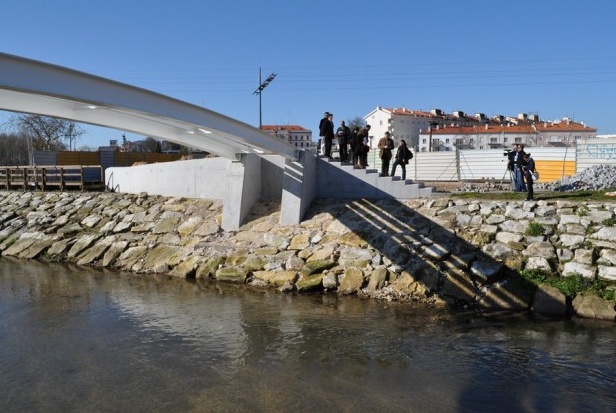 http://www.cm-estarreja.pt/ficheiros/fotos_destaques/ponte_pedonal_antu___cropped.jpg